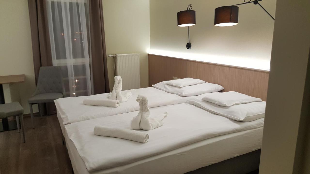 Amstel Hattyú Panzió -Érintésmentes bejelentkezés Győr Esterno foto