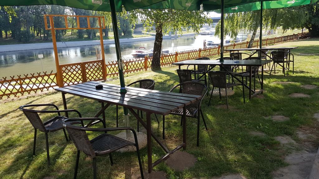 Amstel Hattyú Panzió -Érintésmentes bejelentkezés Győr Esterno foto