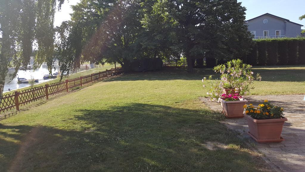 Amstel Hattyú Panzió -Érintésmentes bejelentkezés Győr Esterno foto