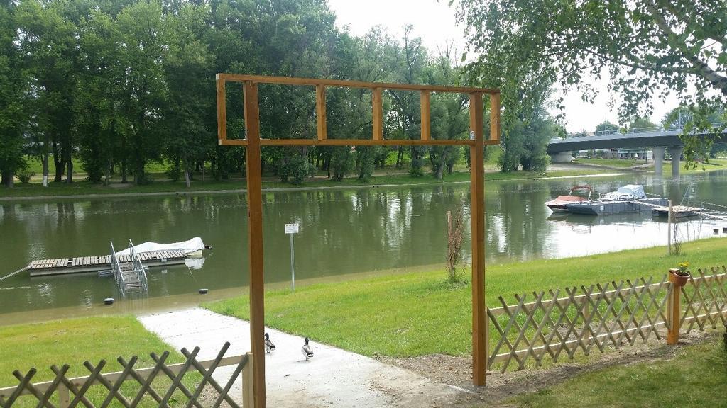 Amstel Hattyú Panzió -Érintésmentes bejelentkezés Győr Esterno foto