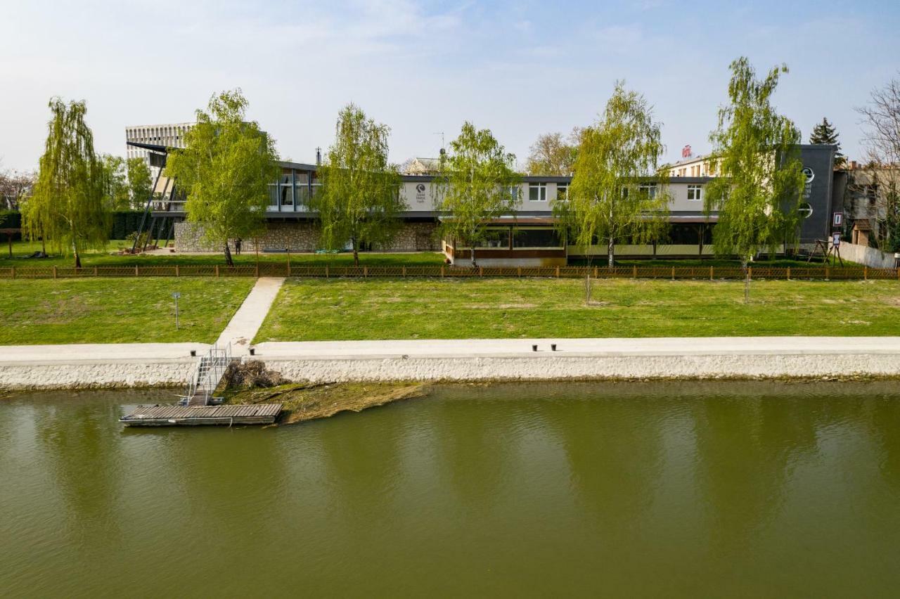 Amstel Hattyú Panzió -Érintésmentes bejelentkezés Győr Esterno foto